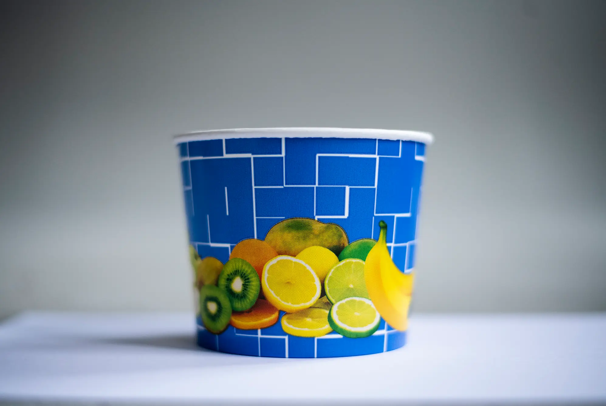 Eisbecher aus Pappe 580ml mit 110mm Durchmesser und 84mm Höhe mit Obstdesign und mit PE-Beschichtung