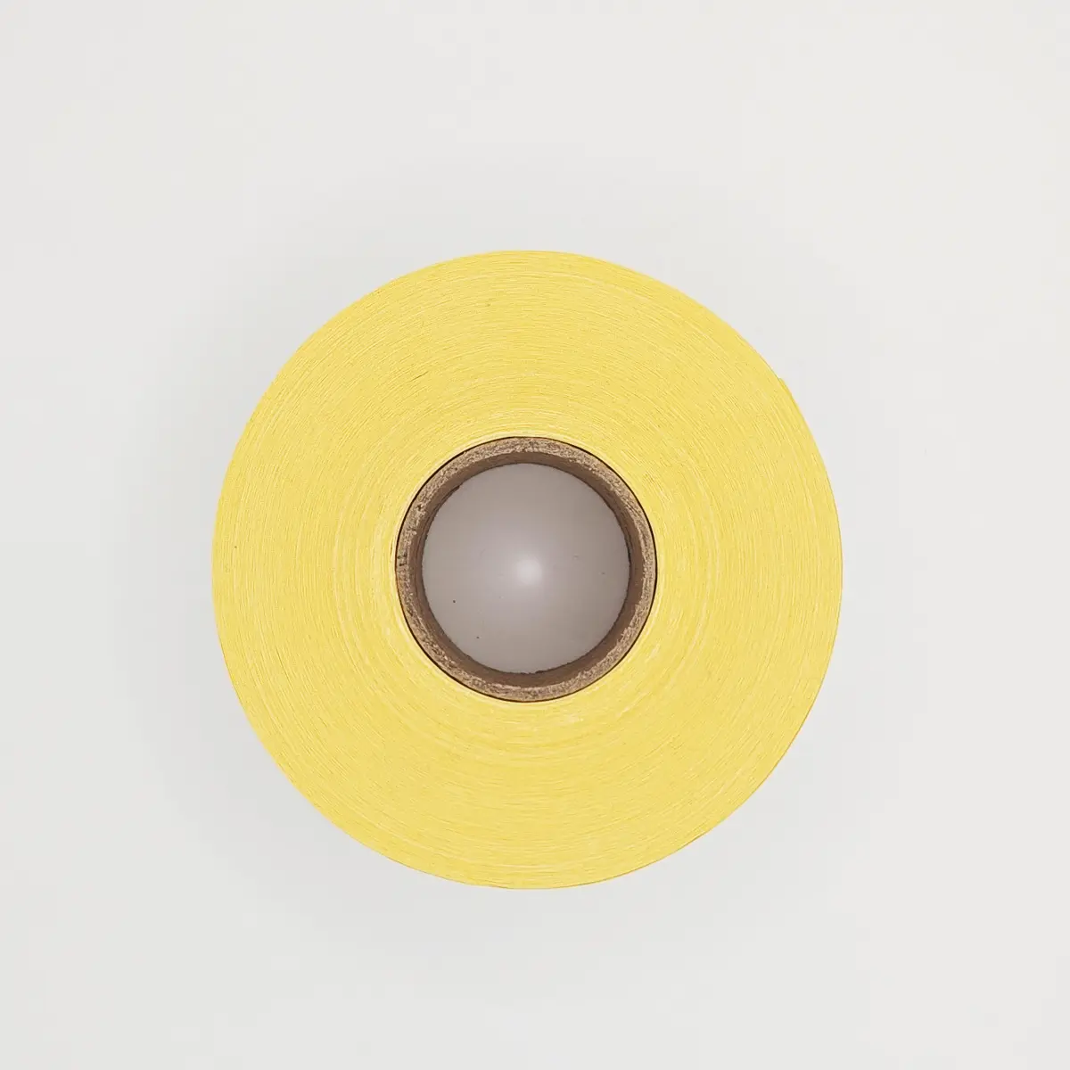 Etikettenrolle mit 46,8 x 102 mm Etiketten auf gelbem Trägerpapier Draufsicht