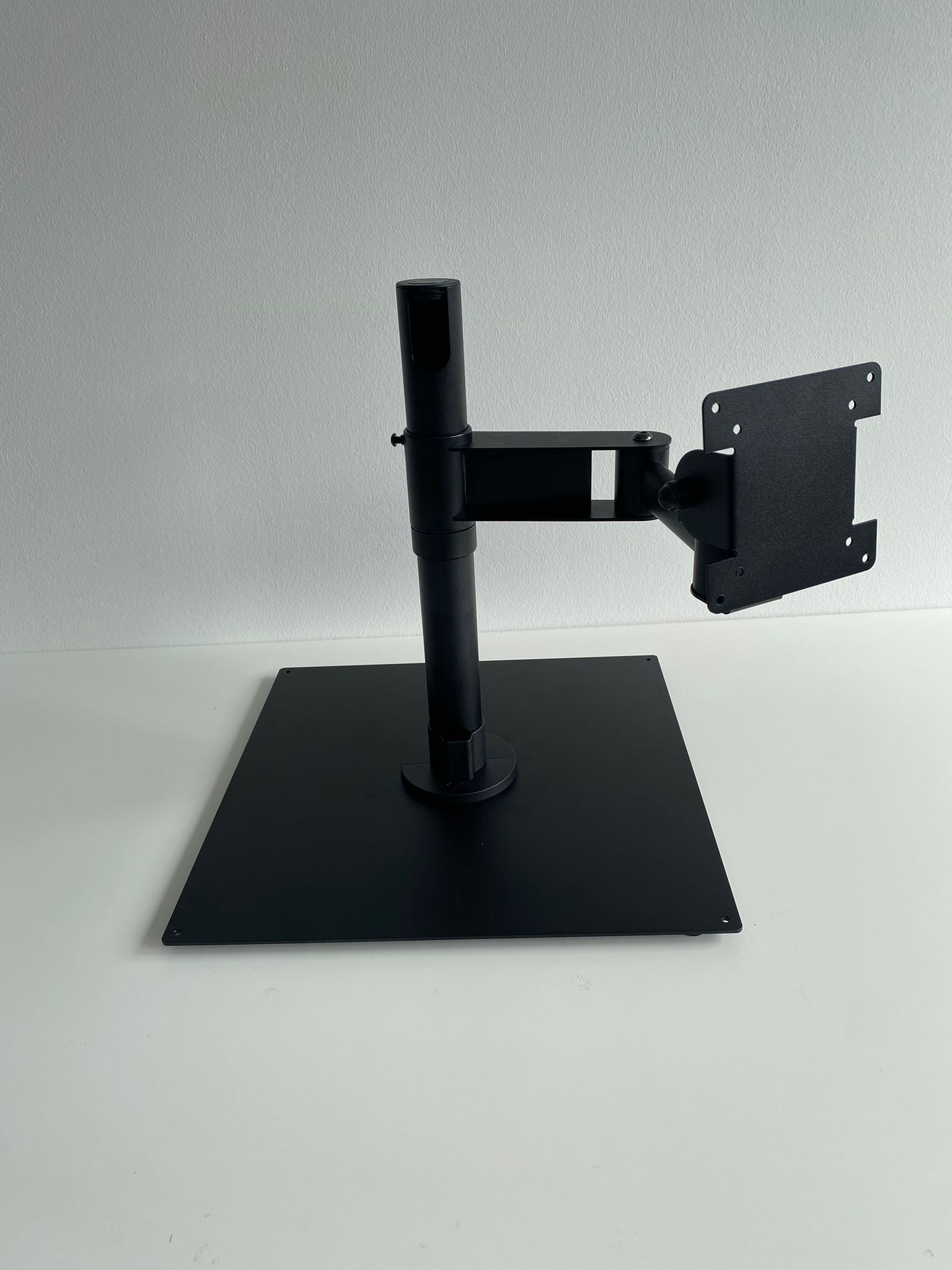 SpacePole Standrohr 400 mm mit 300 mm Winkelarm und VESA 75/100 "Classic" Realbild