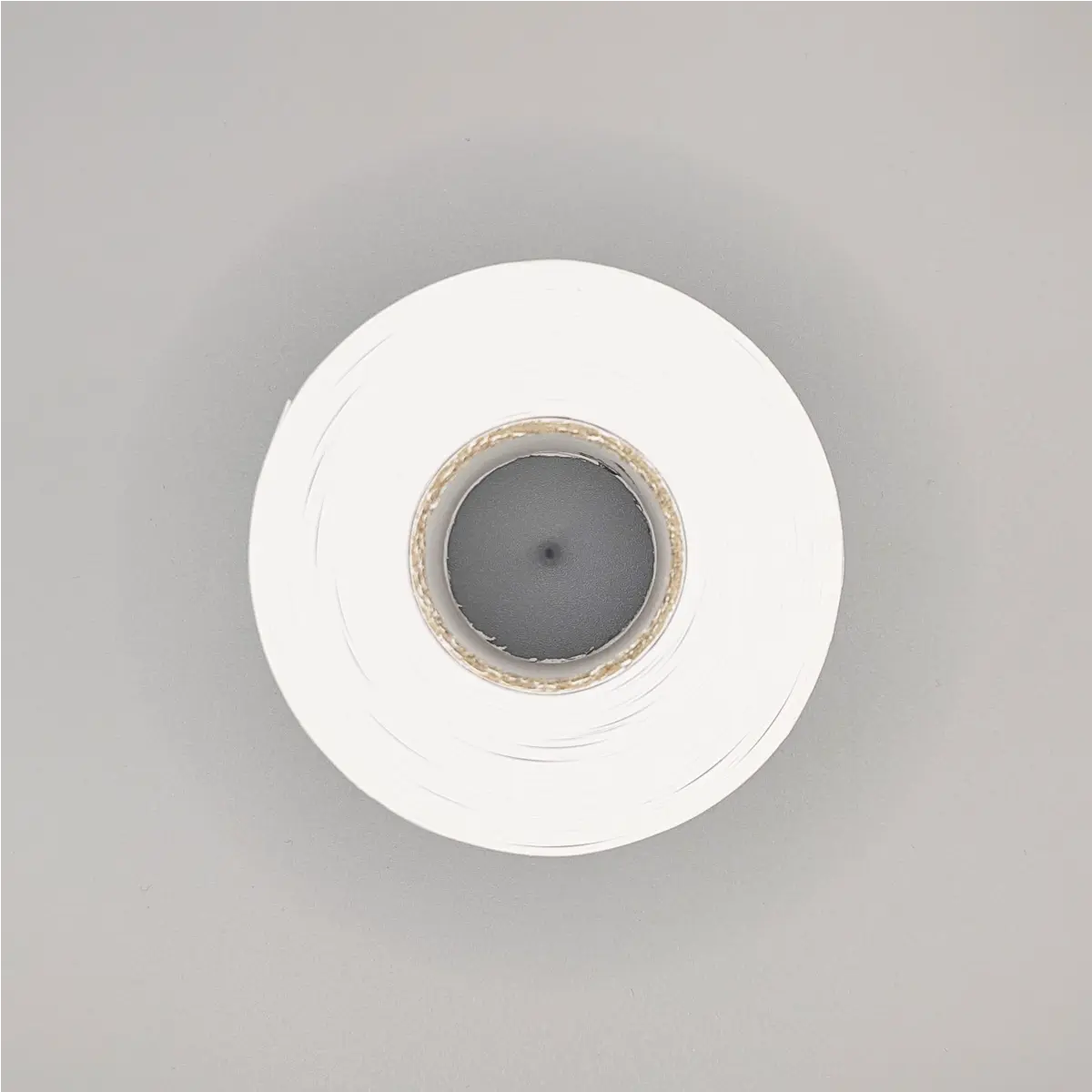 Linerless Endlos-Etikettenrolle mit 58 mm breiten Etiketten, Draufsicht mit Kern