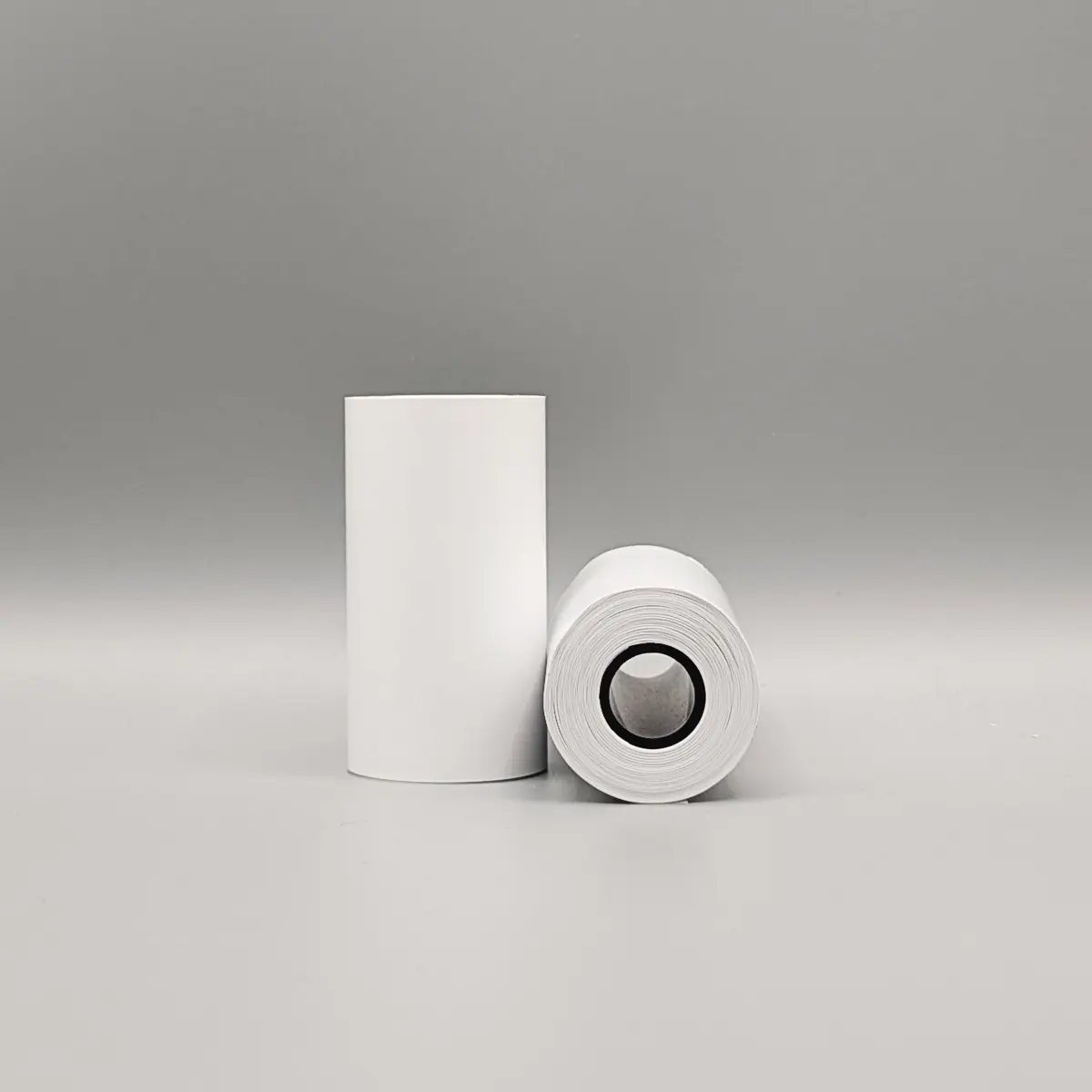 Etikettenrolle mit 57 x endlos Etiketten auf gelbem Trägerpapier gestapelt