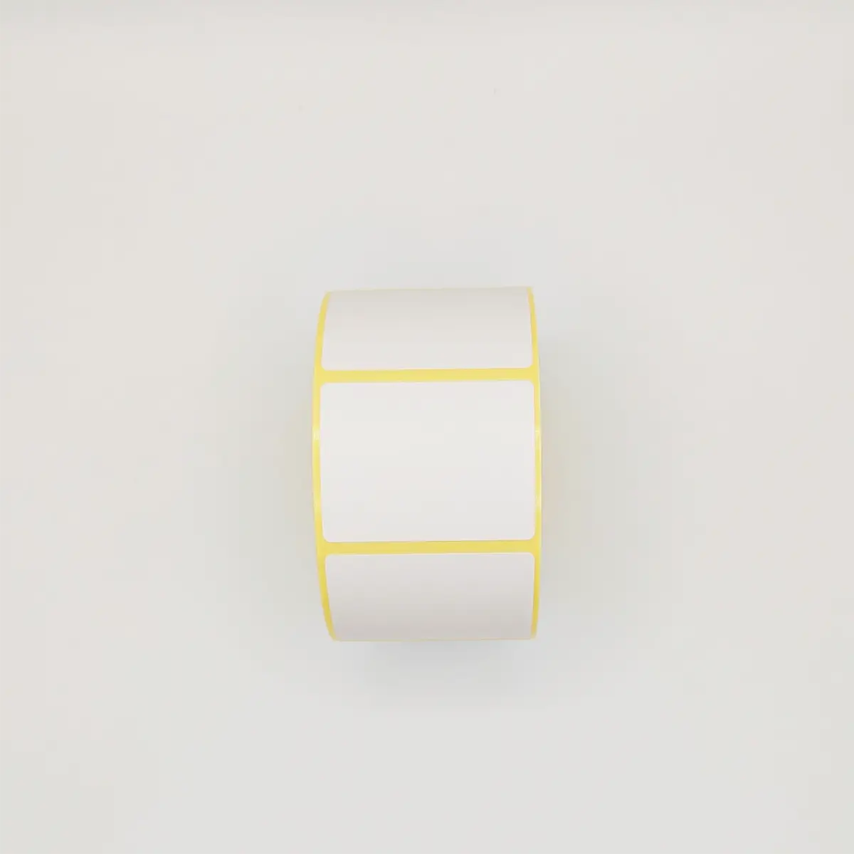 Perforiertes Etikett 52 x 38 mm auf gelbem Trägerpapier in Draufsicht