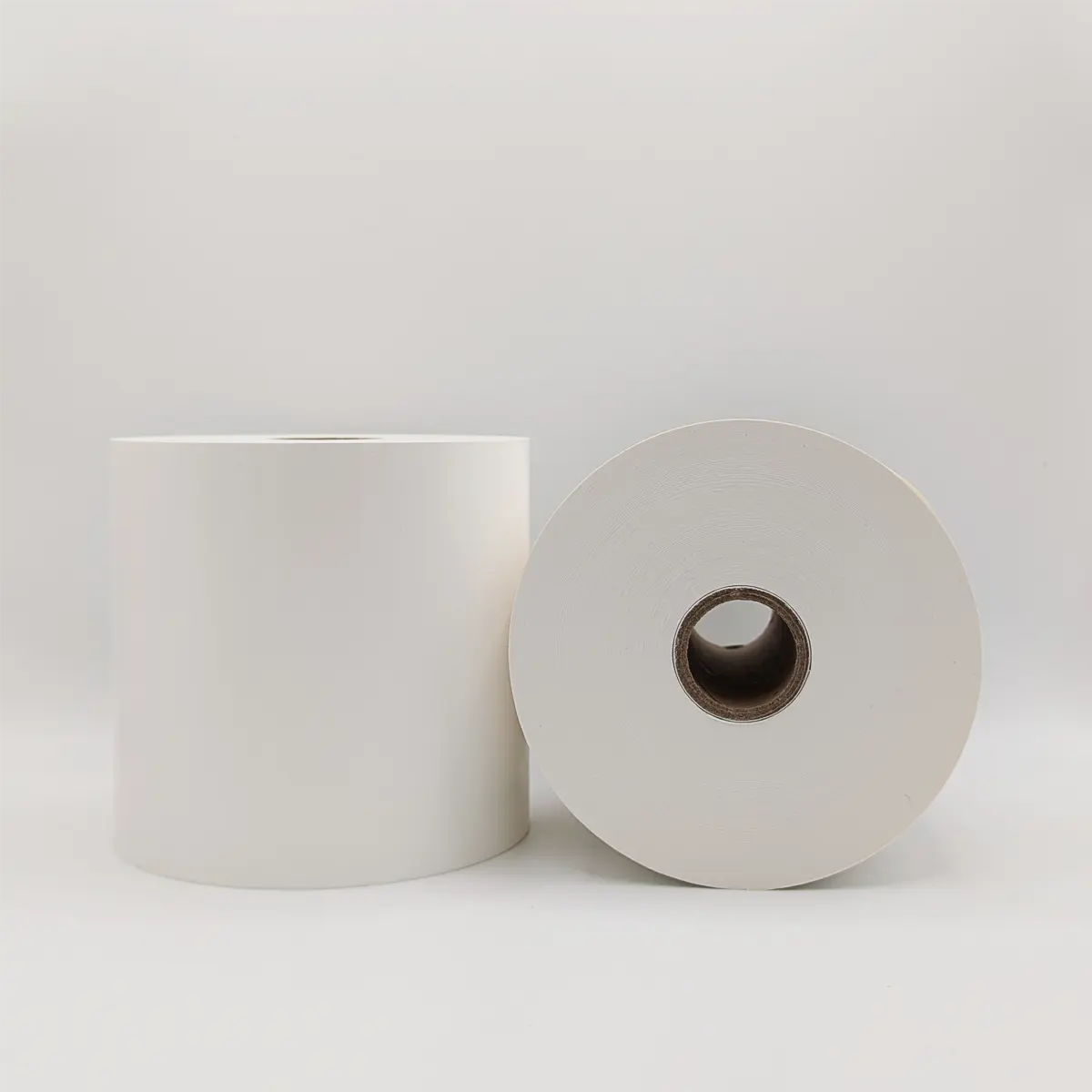 Linerless Endlos-Etikett mit 102 mm Breite und 100m Länge gestapelt Linerless Endlos-Etikett mit 102 mm Breite und 100m Länge gestapelt