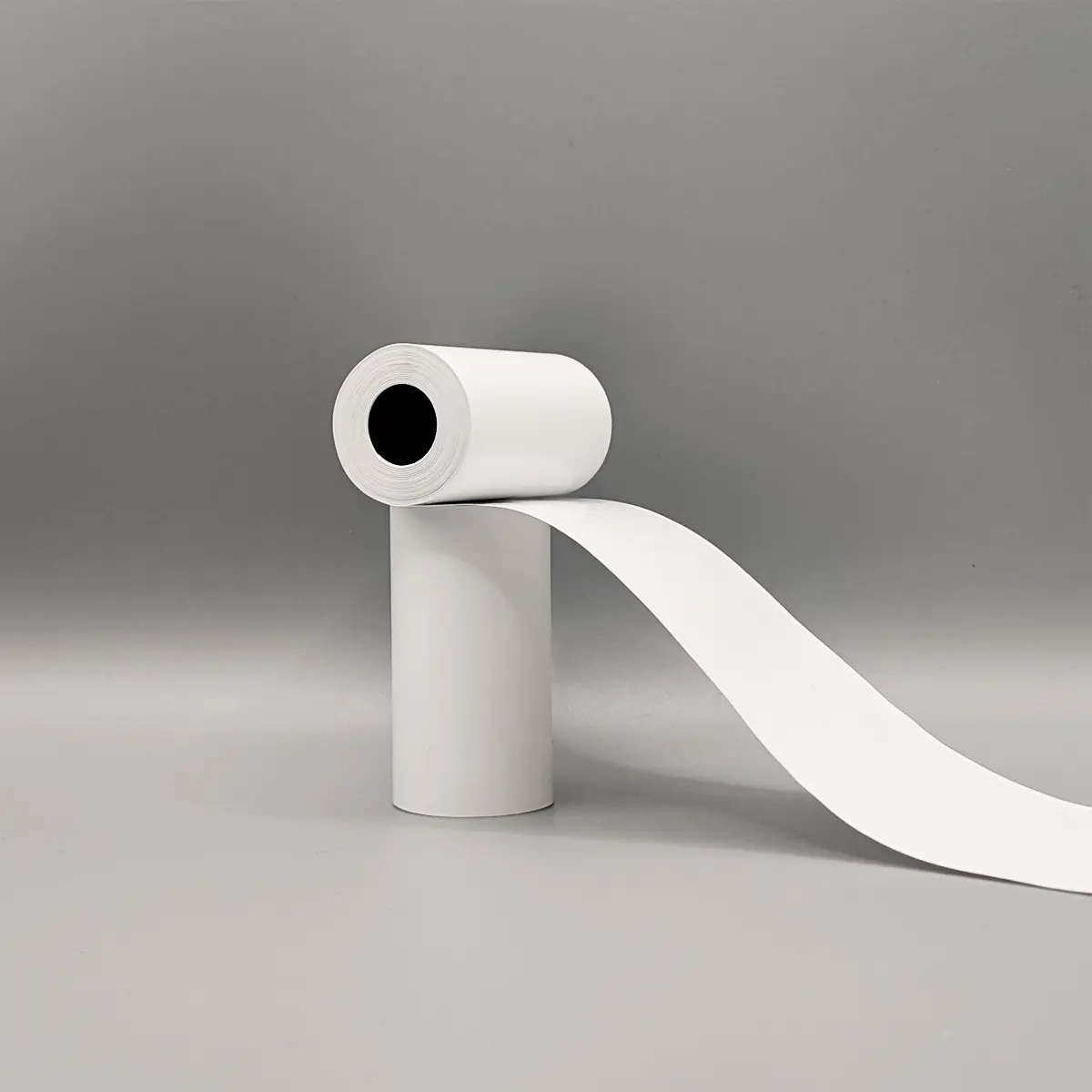 Linerless Etiketten-Rolle 57 x 11m x 12 (∅ 38mm), selbstklebend, trägerlos