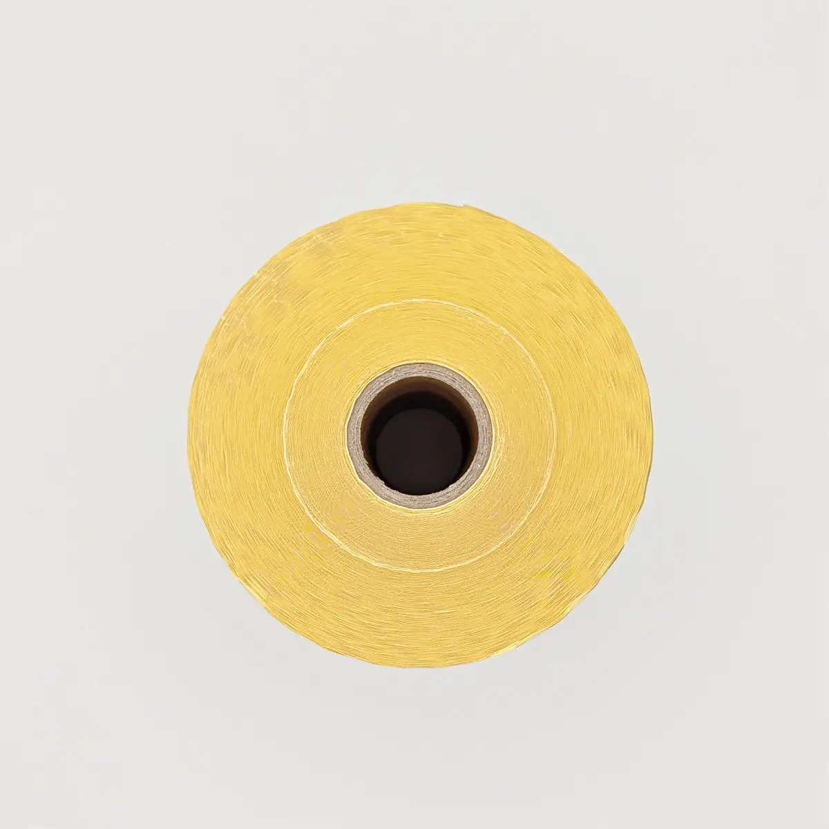 Etikettenrolle mit 101,6 x 152,4 mm / 4" x 6" Etiketten auf gelbem Trägerpapier Draufsicht mit Kern