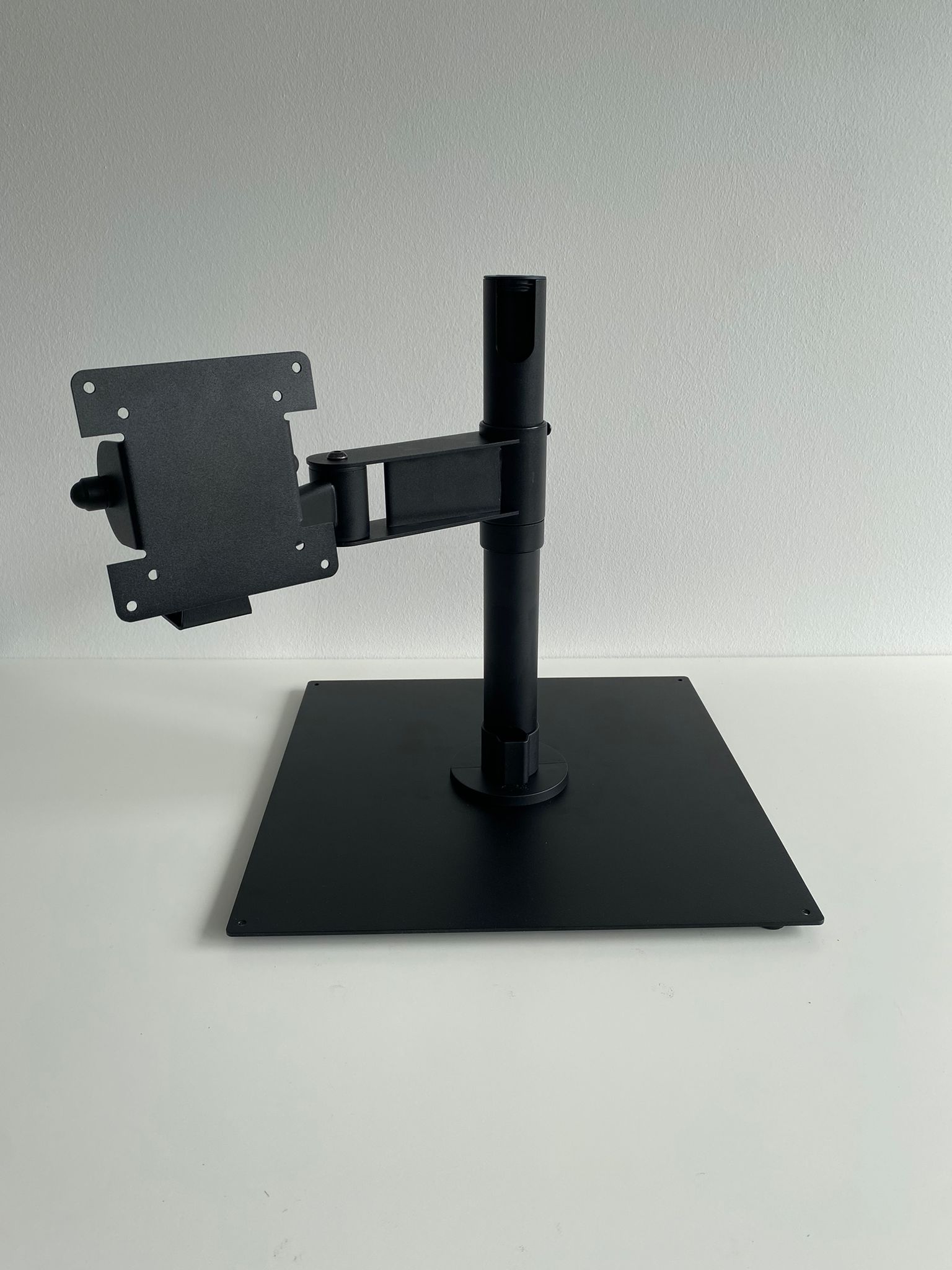 SpacePole Standrohr 400 mm mit 300 mm Winkelarm und VESA 75/100 "Classic" Realbild 4