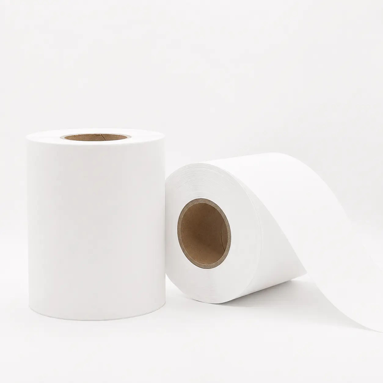 Matte Etikettenrolle mit 102mm x 60m Etiketten auf weißem Trägerpapier gestapelt mit 152mm Durchmesser & 3" / 76mm Kern