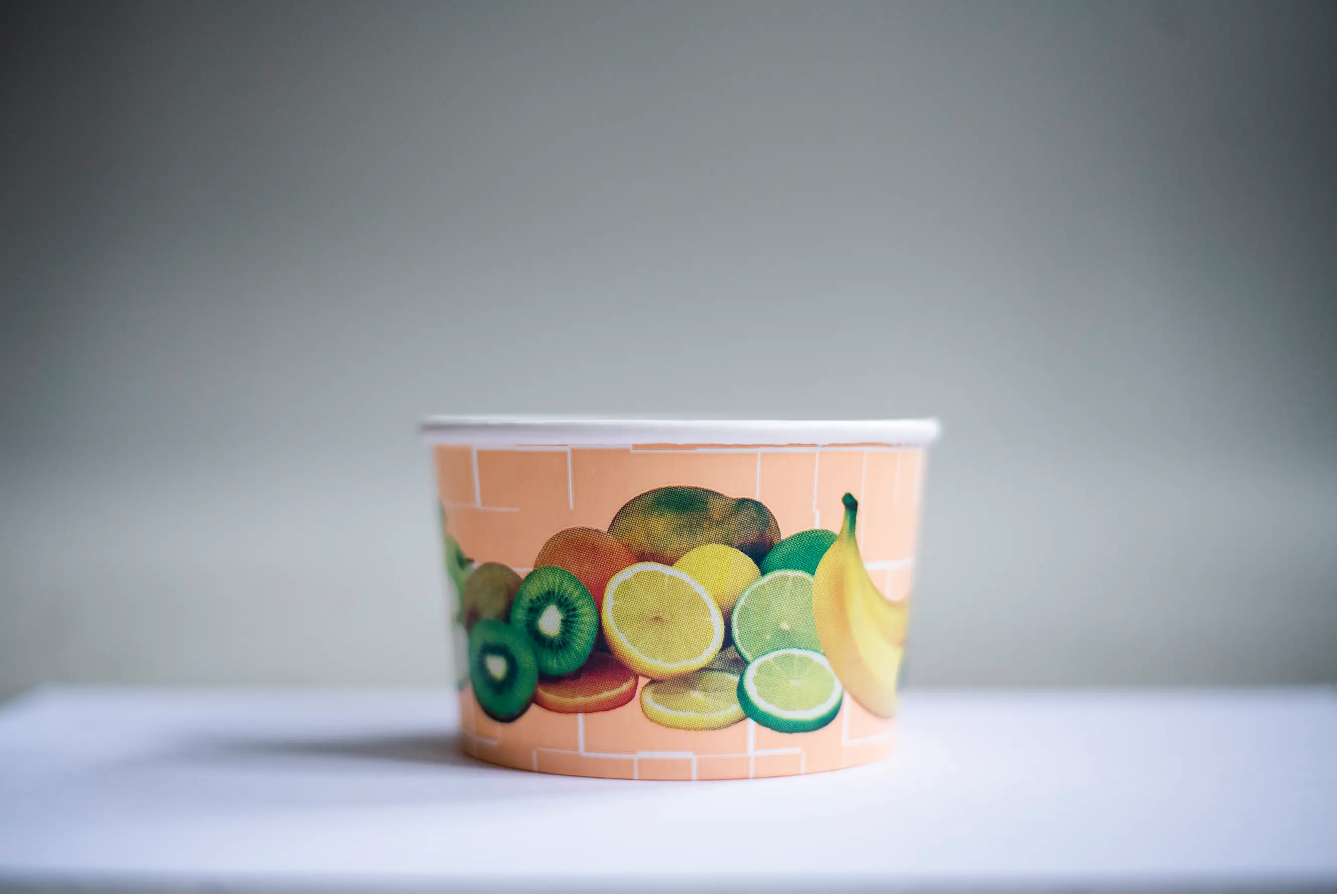 Eisbecher aus Pappe 340ml mit 101mm Durchmesser und 63mm Höhe mit Fruchtdesign und mit PE-Beschichtung