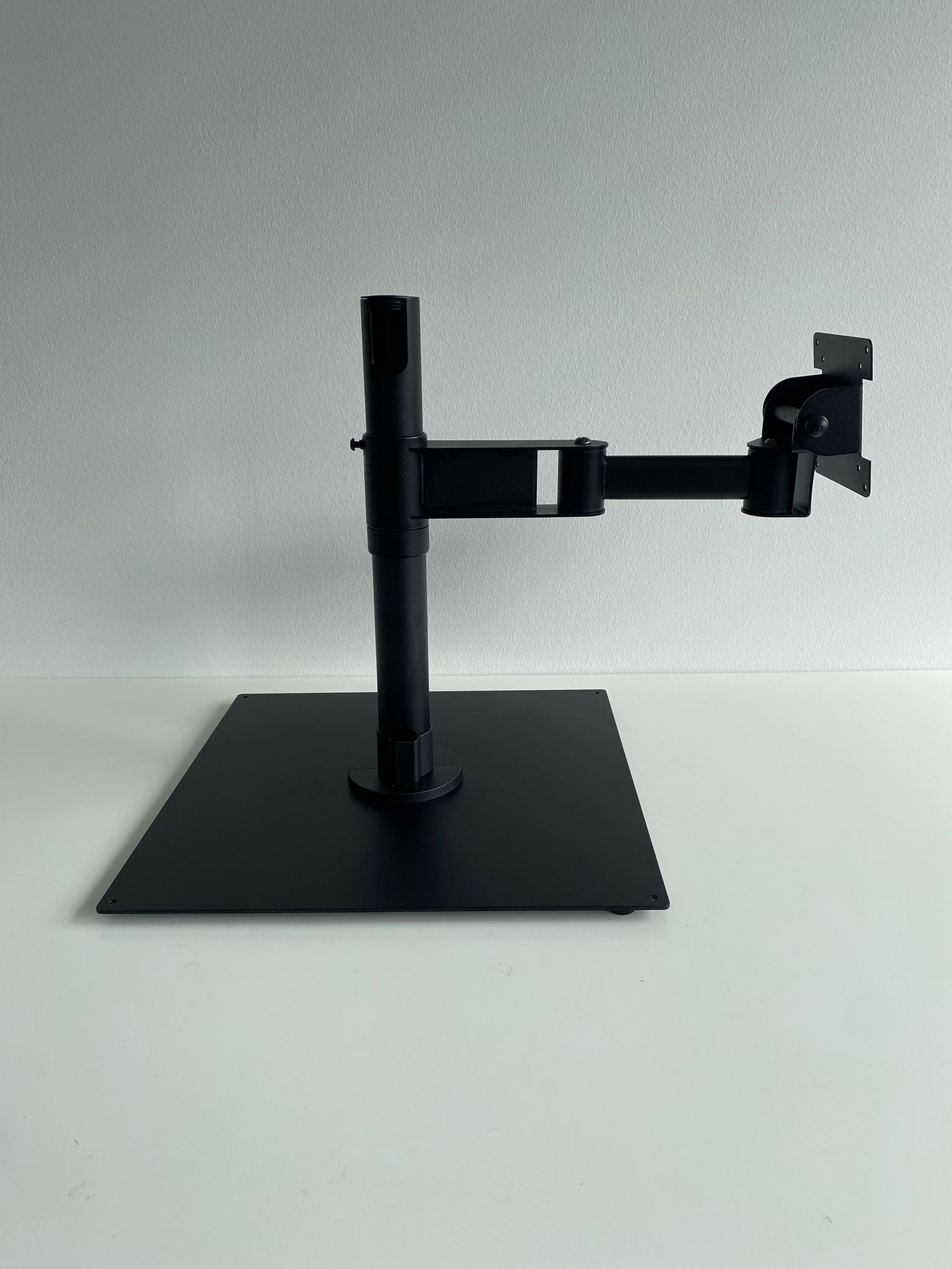 SpacePole Standrohr 400 mm mit 300 mm Winkelarm und VESA 75/100 "Classic" Realbild 5