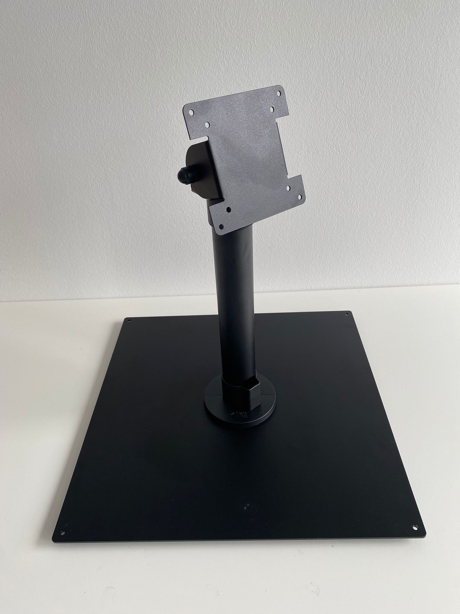 SpacePole VESA 75/100 "Classic" mit 300 mm Standrohr Realbild mit Montageplatte 2