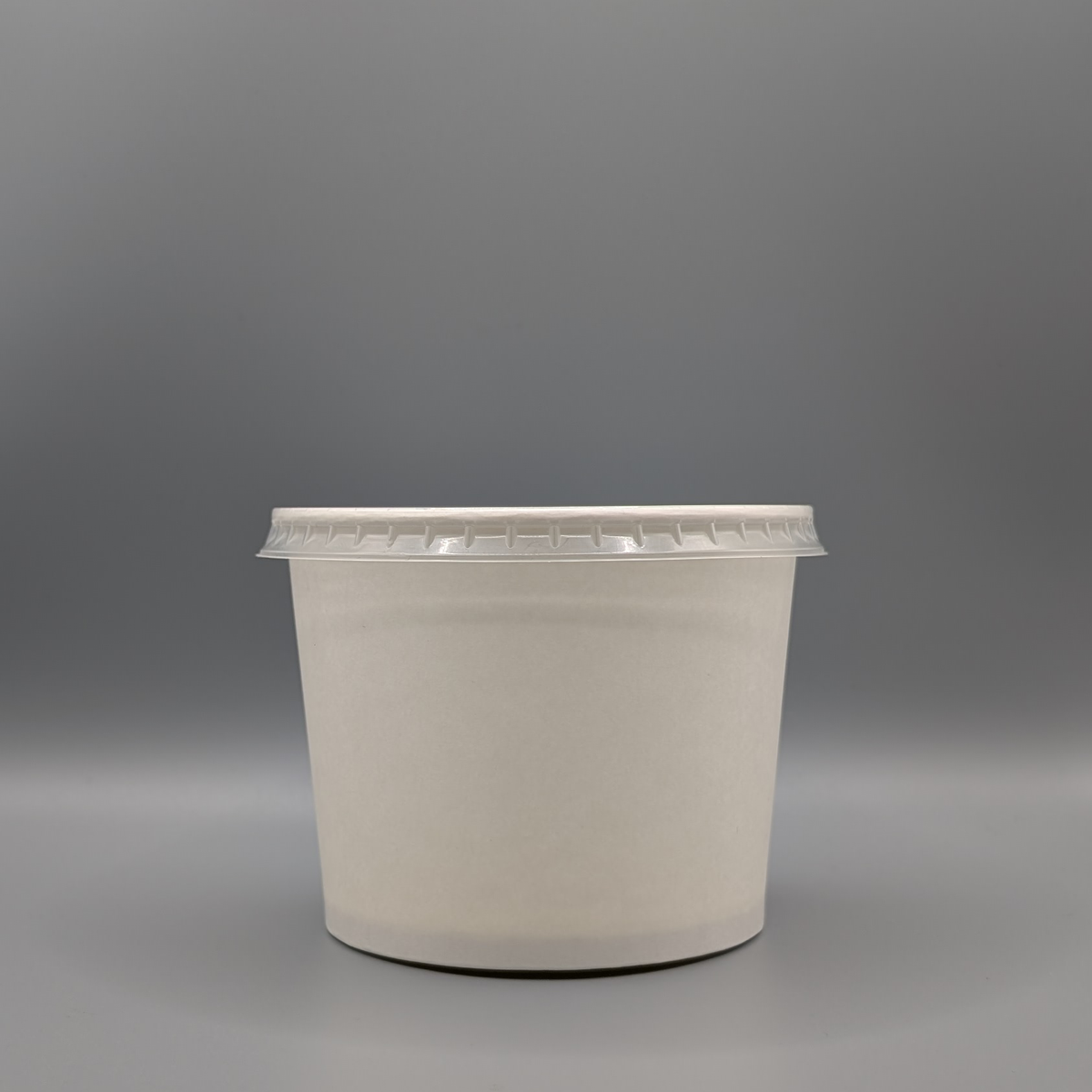 Weißer 580-ml-Pappbecher mit transparentem Deckel, Vorderansicht