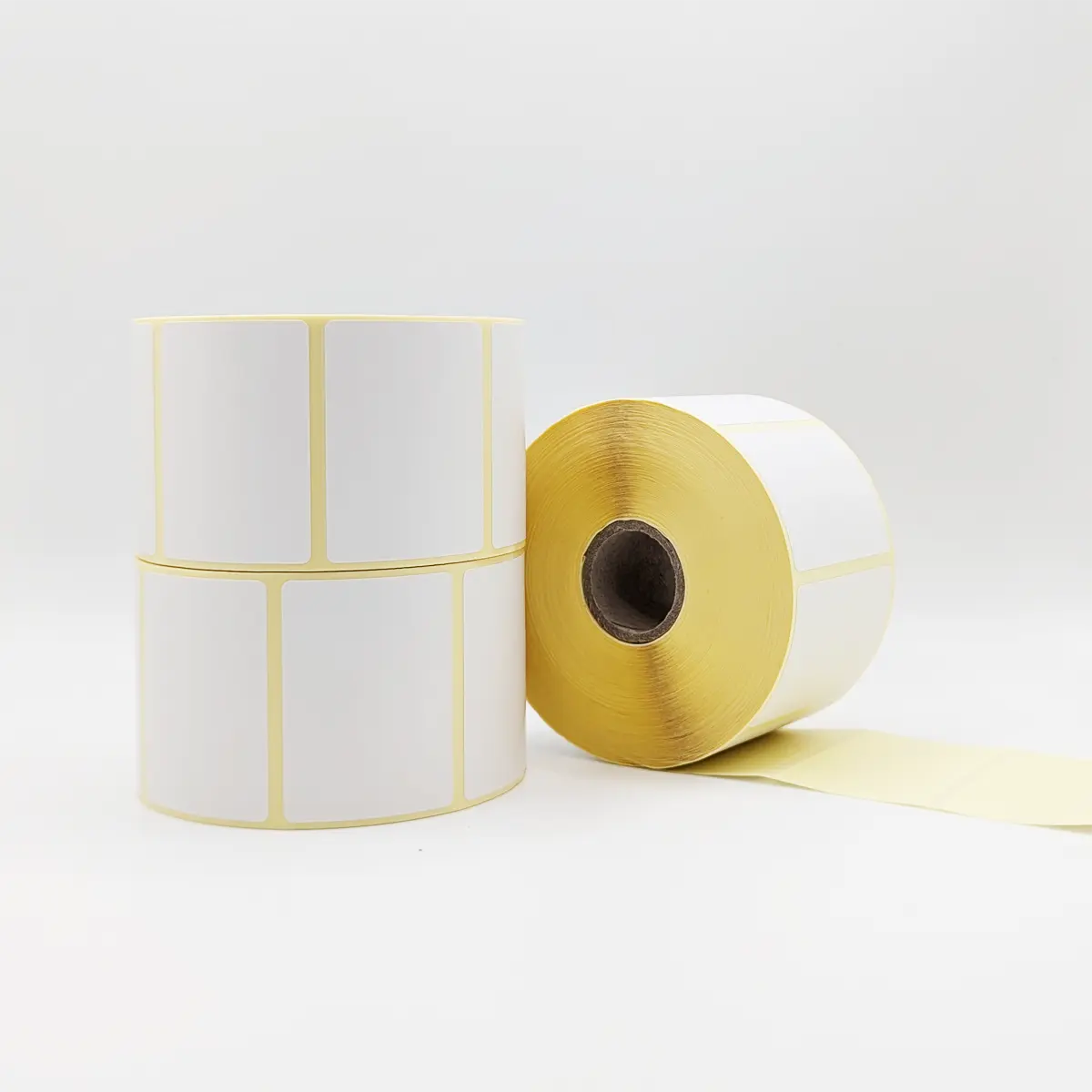 Perforiertes Etikett 52 x 38 mm auf gelbem Trägerpapier gestapelt