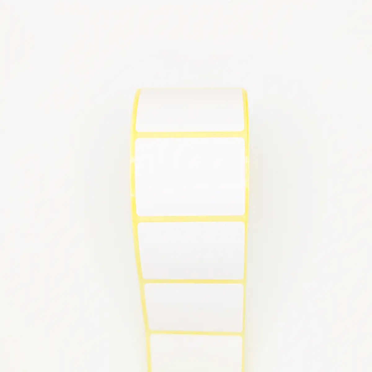 Perforiertes Etikett 52 x 38 mm auf gelbem Trägerpapier in Draufsicht abgerollt