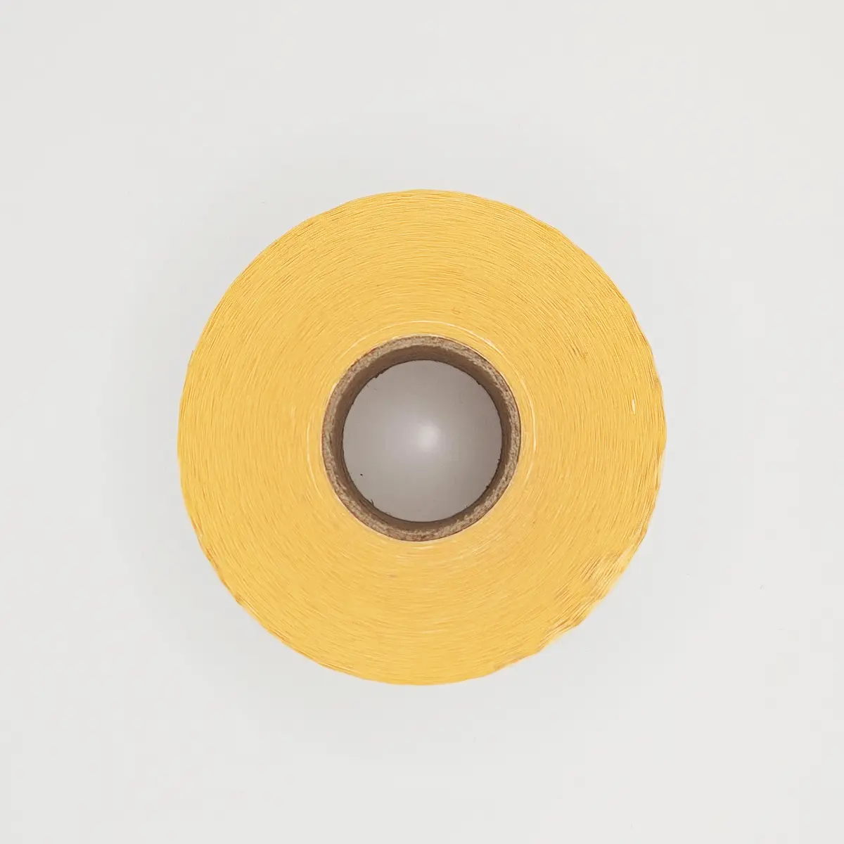 Etikettenrolle mit 46,8 x 80 mm Etiketten auf gelbem Trägerpapier Draufsicht mit Kern Etikettenrolle mit 46,8 x 80 mm Etiketten auf gelbem Trägerpapier Draufsicht mit Kern