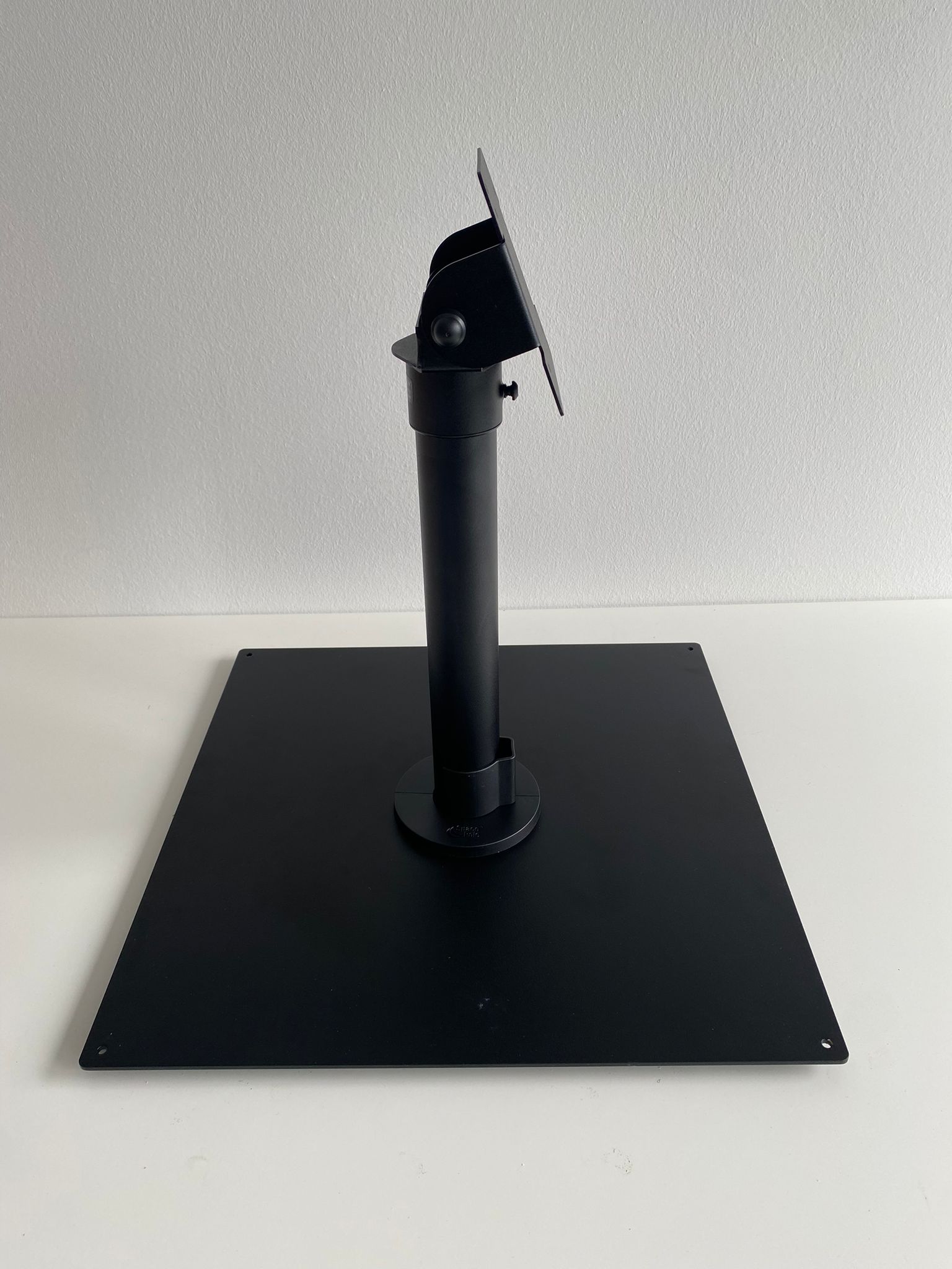 SpacePole VESA 75/100 "Classic" mit 300 mm Standrohr Realbild mit Montageplatte