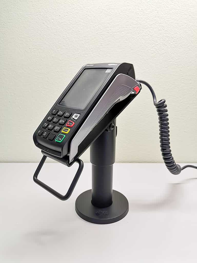 SpacePole EC Halterung für die Geräte "Ingenico Desk/3500" und "Ingenico Desk/5000" - Front mit EC-Gerät