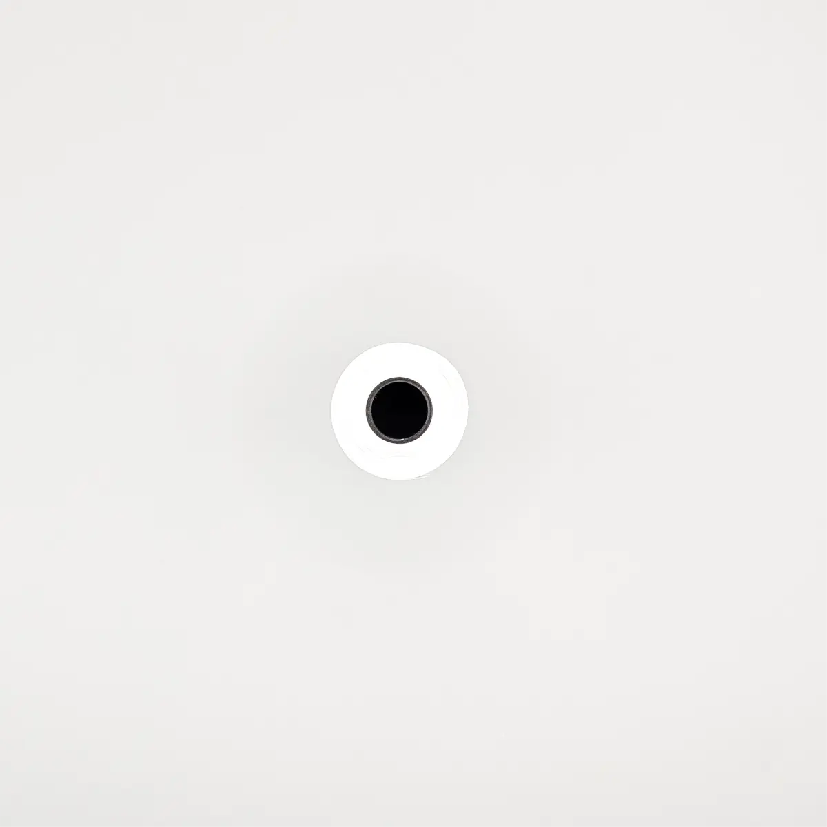 Etikettenrolle mit 57 x endlos Etiketten auf gelbem Trägerpapier von der Seite mit Kern Etikettenrolle mit 57 x endlos Etiketten auf gelbem Trägerpapier von der Seite mit Kern