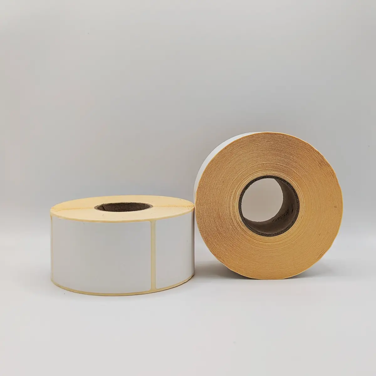 Etikettenrolle mit 46,8 x 80 mm Etiketten auf gelbem Trägerpapier seitlich Etikettenrolle mit 46,8 x 80 mm Etiketten auf gelbem Trägerpapier seitlich