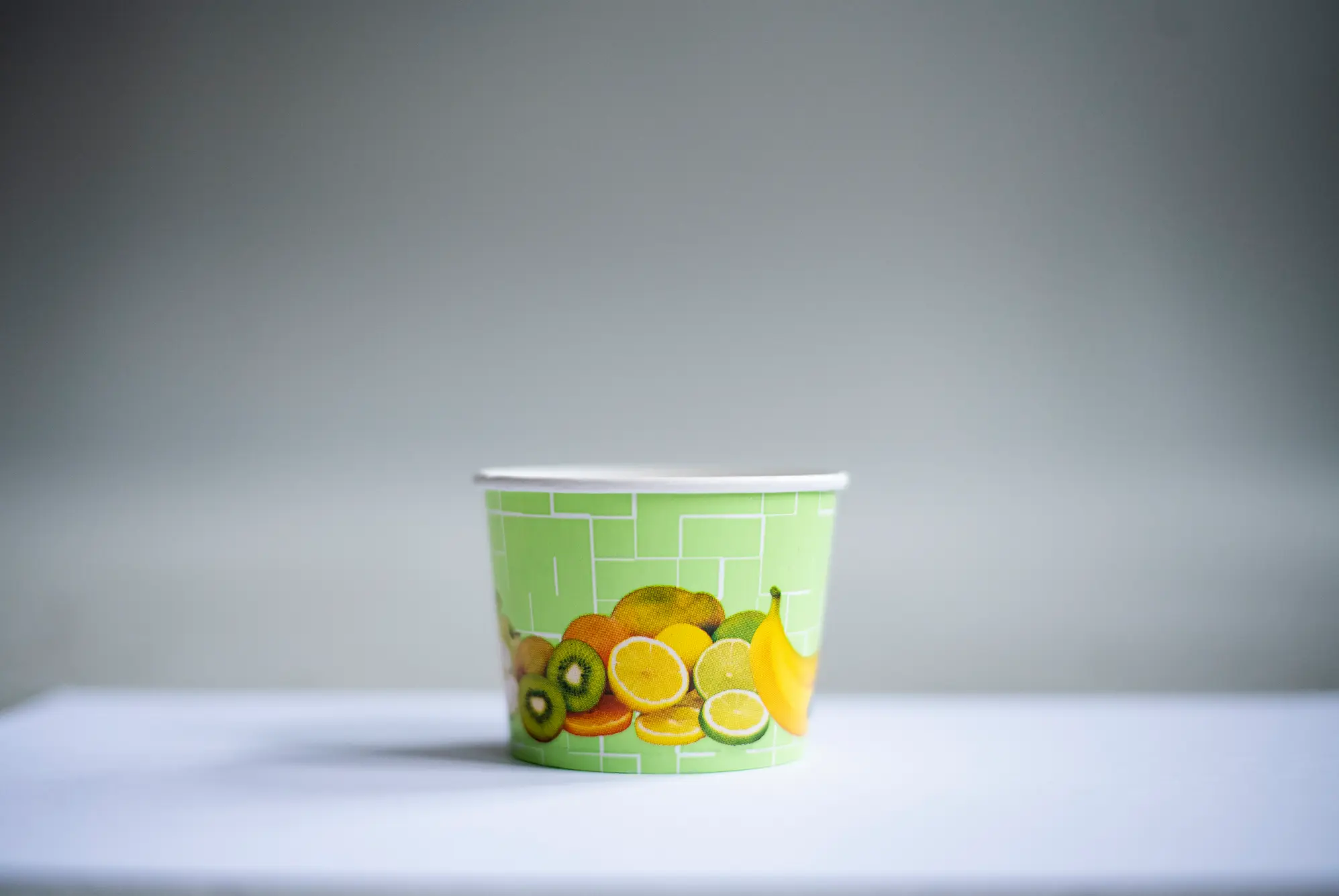 Eisbecher aus Pappe 140ml mit 73mm Durchmesser und 52mm Höhe mit Obstdesign und PE-Beschichtung