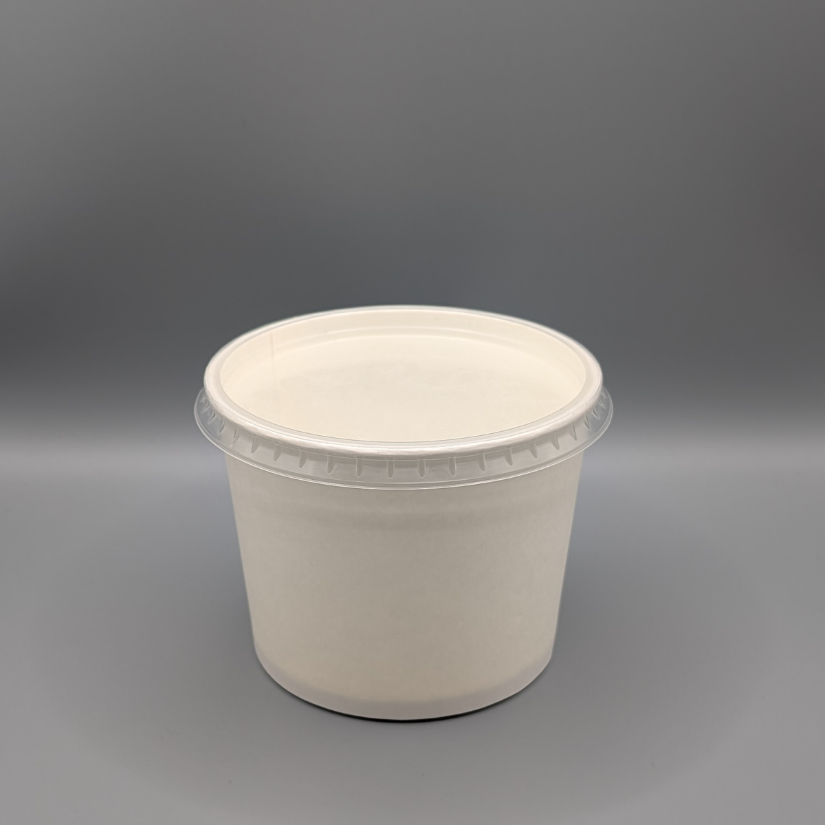 Weißer 580-ml-Pappbecher mit transparentem Deckel, schräge Ansicht von oben