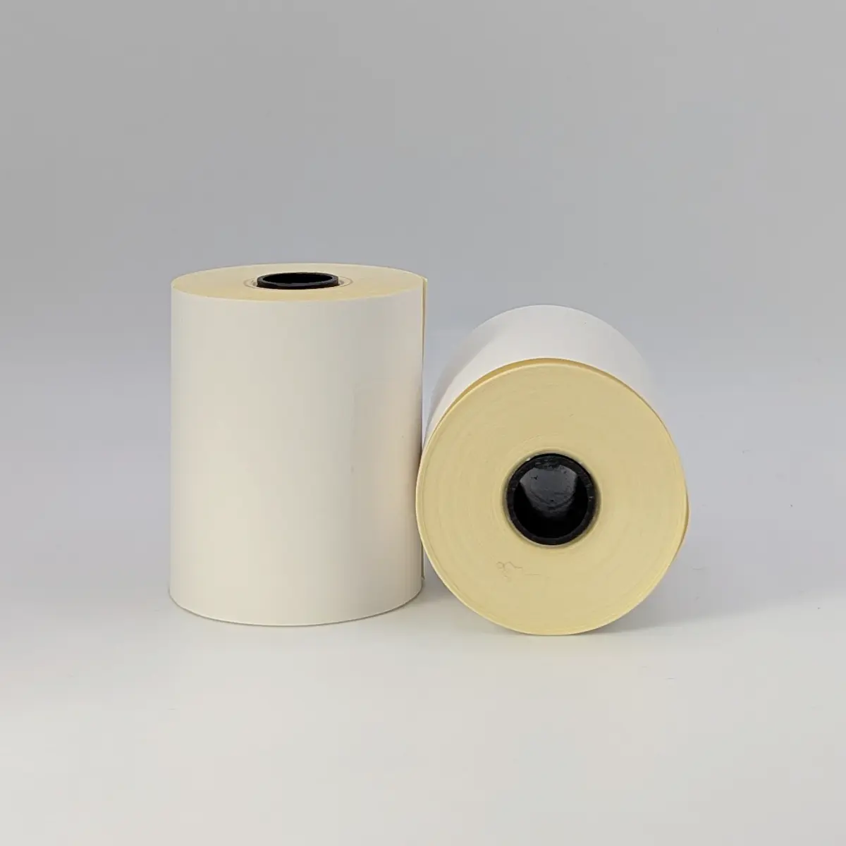 Etikettenrolle mit 57 x endlos Etiketten auf gelbem Trägerpapier gestapelt mit 48 mm Durchmesser Etikettenrolle mit 57 x endlos Etiketten auf gelbem Trägerpapier gestapelt mit 48 mm Durchmesser