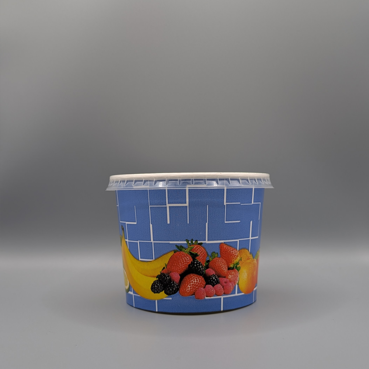 580-ml-Pappbecher mit blauem Früchtemotiv und transparentem Deckel, Vorderansicht