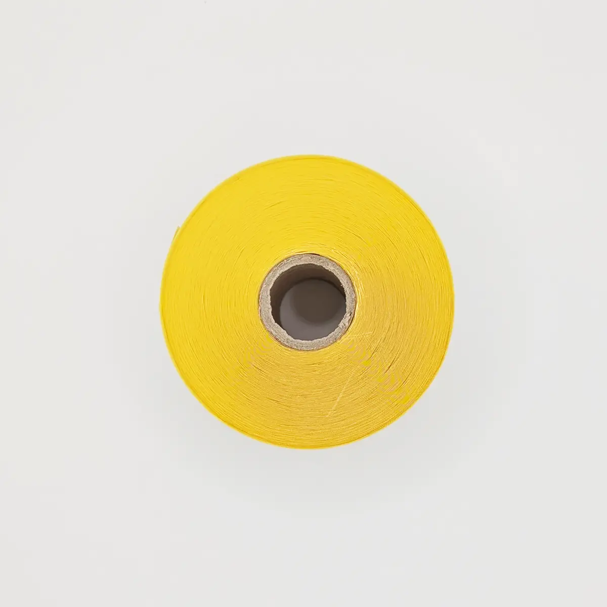 Perforiertes Etikett 52 x 38 mm auf gelbem Trägerpapier in Draufsicht-Kern